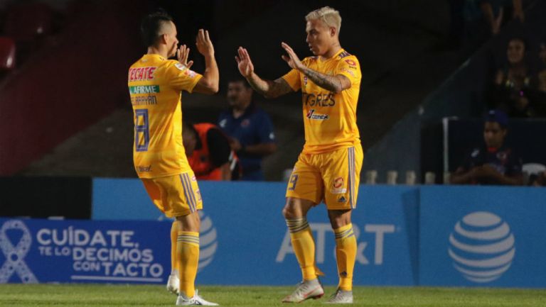 Jugadores de Tigres festejan una diana sobre los Tiburones Rojos