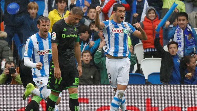 Jugadores de la Real Sociedad celebran autogol del Betis