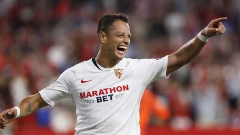 Javier Hernández celebrando uno de sus goles