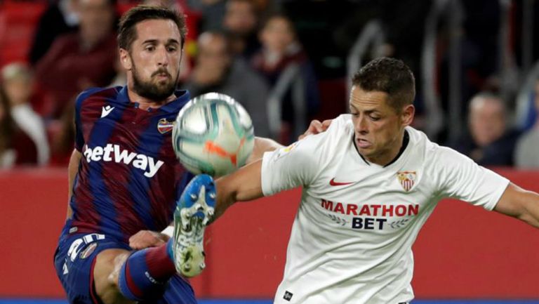 Chicharito disputa el balón en juego contra el Levante