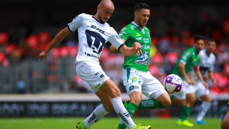 Carlos González y Ramiro González peleando un balón