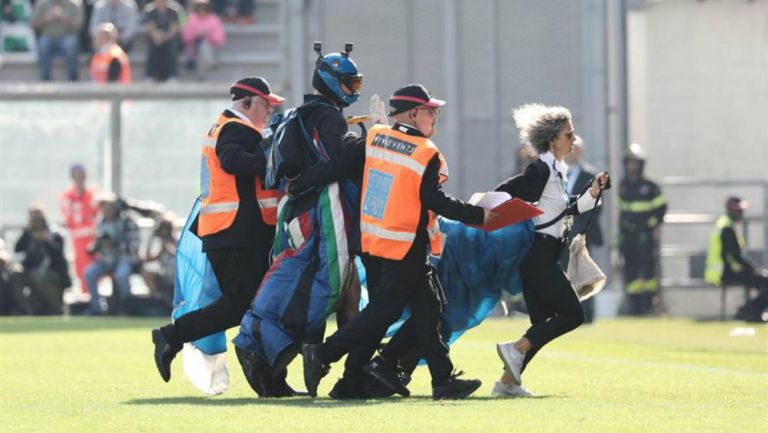 Paracaidista es escotado por la seguridad del estadio