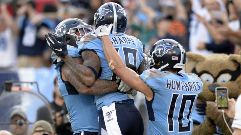 Jugadores de Titans festejan contra Chargers