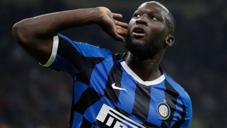 Lukaku celebra una anotación con la afición del Inter 