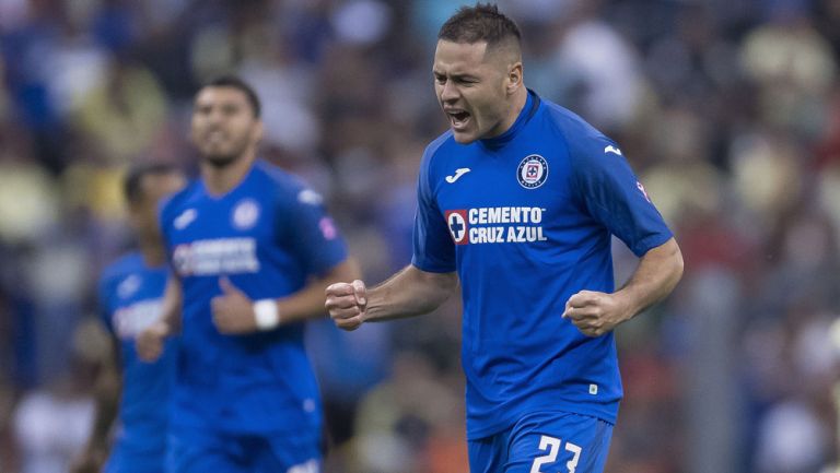 Pablo Aguilar durante un duelo con Cruz Azul 