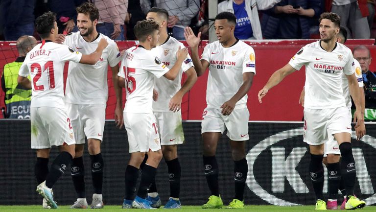 Jugadores del Sevilla festejan gol contra Dudelange