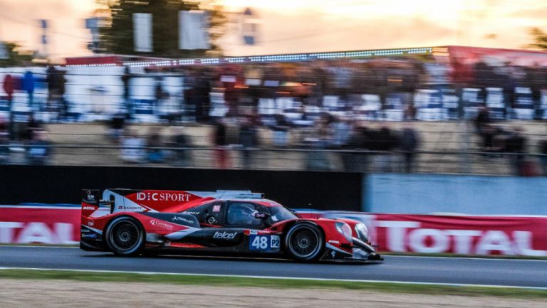 El auto de Memo Rojas durante una carrera