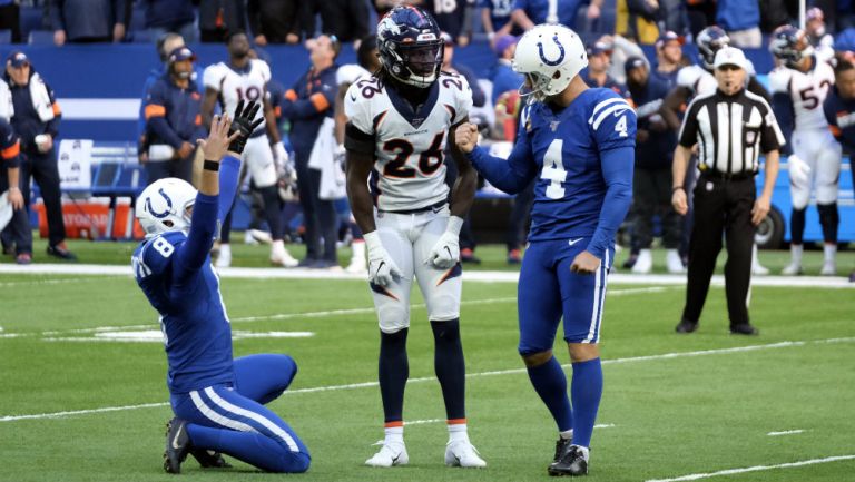 Adam Vinatieri celebrando el gol de campo que diera la victoria a los Colts