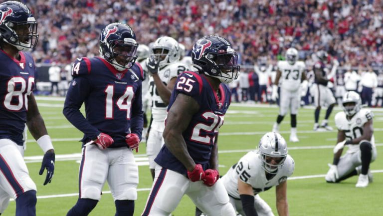 Jugadores de Houston celebran una acción contra Raiders