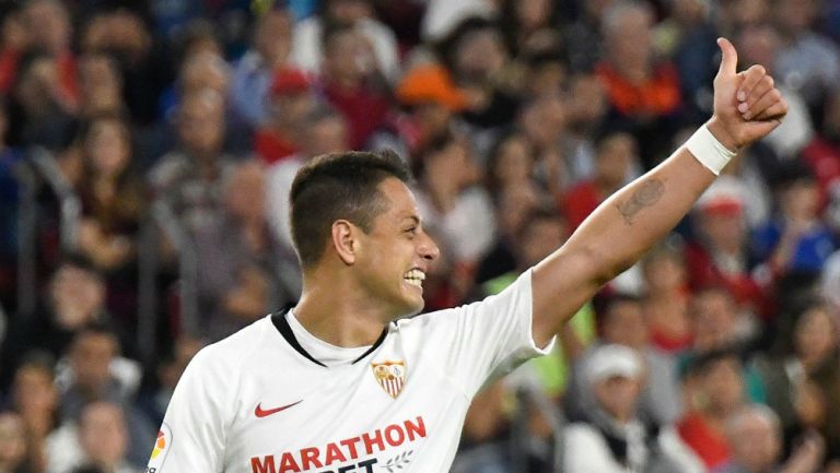 Chicharito, en celebración con Sevilla