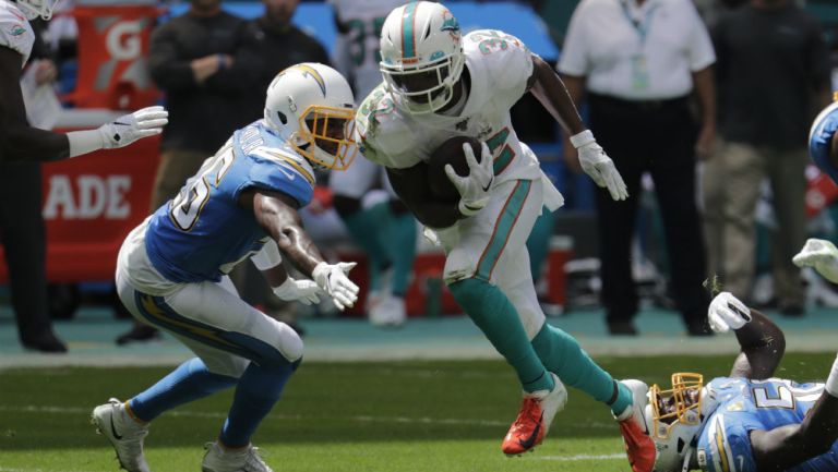 Kenyan Drake acarrea el ovoide durante un juego