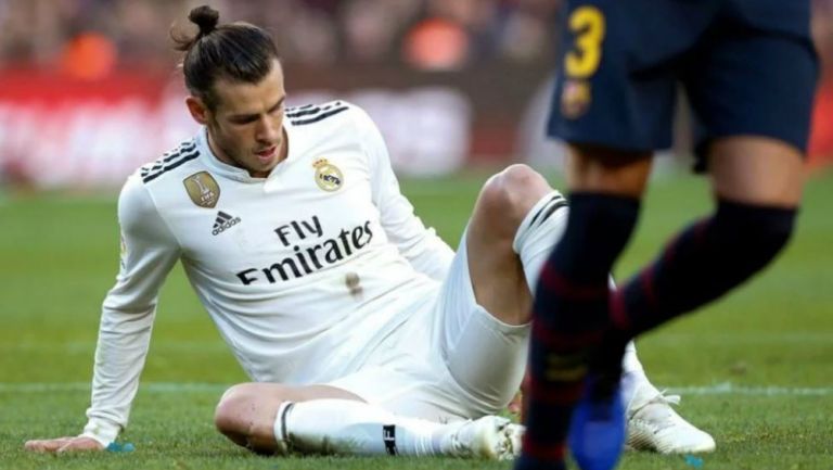 Gareth Bale en el césped tras un golpe