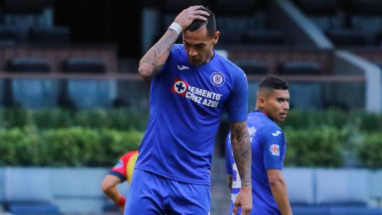 Milton Caraglio se lamenta en un juego de Cruz Azul