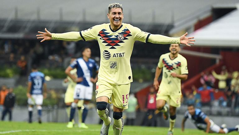 El delantero chileno festeja su gol ante Puebla