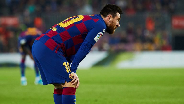 Messi se detiene durante un partido del Barcelona