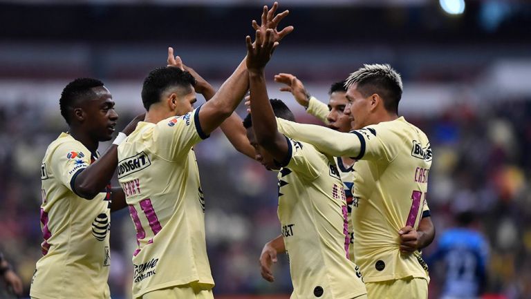 Jugadores de América festejan un gol