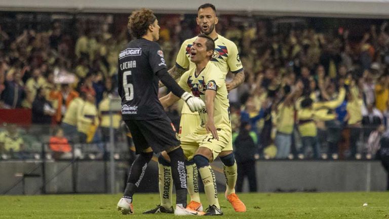 Ochoa, Aguilera y Aguilar celebran una jugada