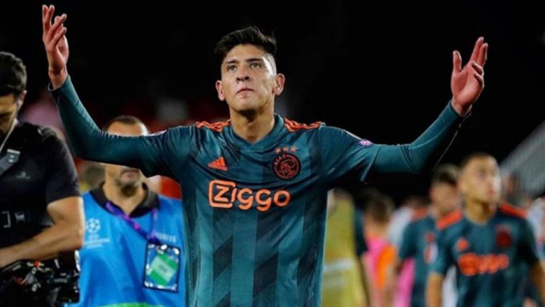 Edson Álvarez durante un partido del Ajax