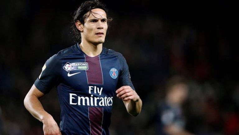 Cavani durante un duelo con el PSG 