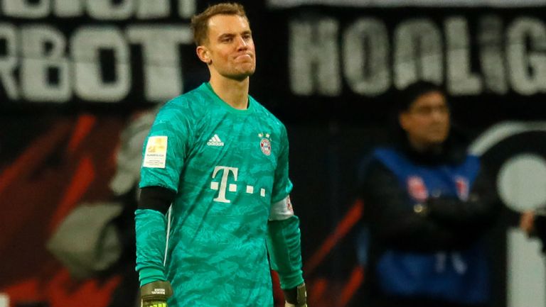 Manuel Neuer después de recibir una anotación del Eintracht Frankfurt