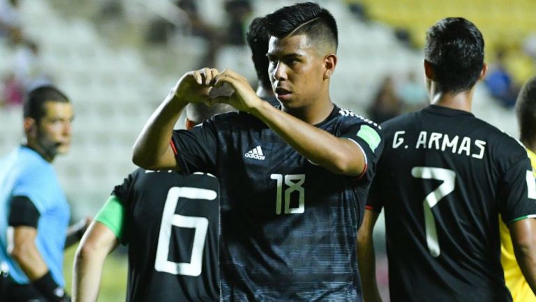 Efraín Álvarez celebrando una anotación en el Mundial sub 17