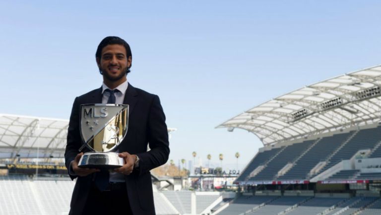 Carlos Vela presume su galardón de MVP