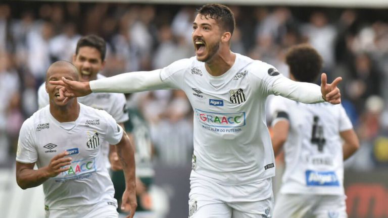 Gustavo Henrique en un partido con Santos FC