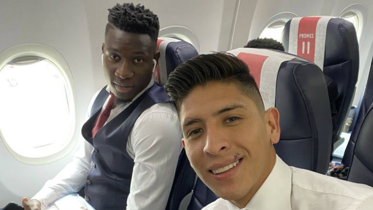 Edson Álvarez en el avión rumbo a Londres