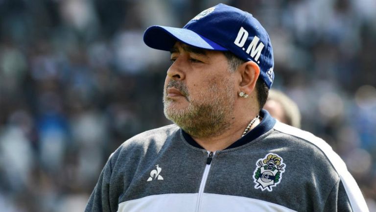 Diego Armando Maradona, entrenador de Gimnasia y Esgrima