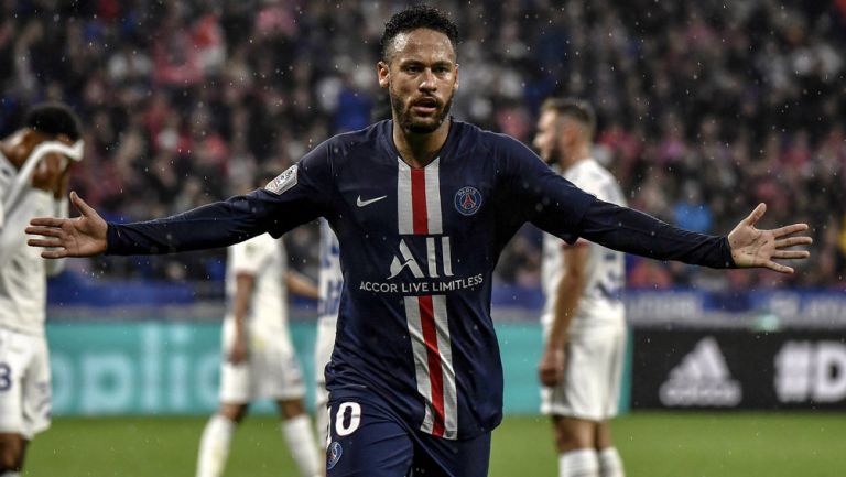 Neymar celebra una anotación con el PSG 