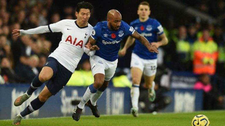 Son y Delph compiten por un balón 