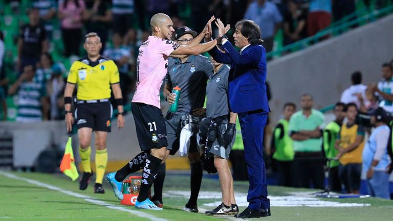 Almada festeja un gol junto a Doria