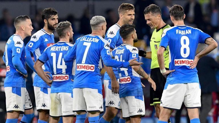 Jugadores de Napoli reclaman una decisión al silbante 