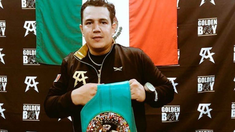 Reynoso posa con uno de los cinturones del Canelo 