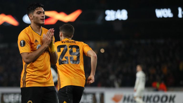 Raúl Jiménez celebrando su anotación con Wolverhampton