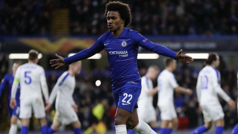 Willian festeja un gol con el Chelsea