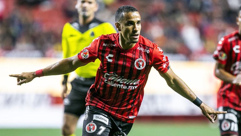 Camilo Sanvezzo celebra una anotación con Xolos 