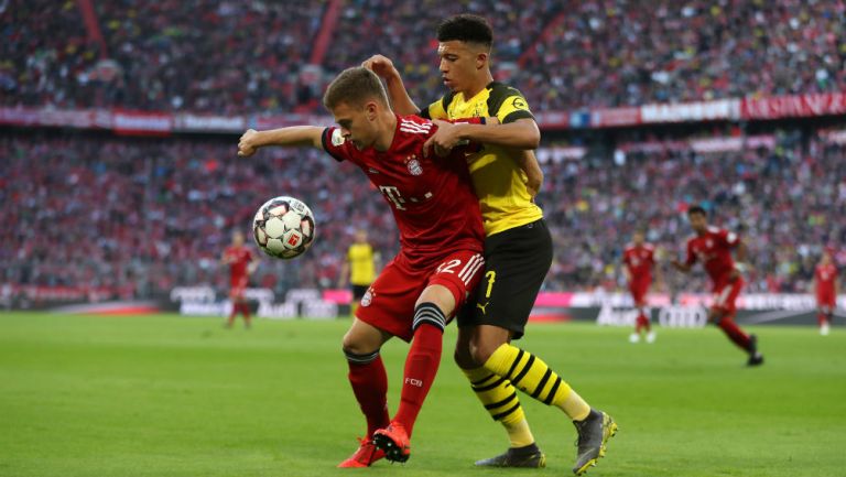 Josua Kimmich y Jadon Sancho disputando un balón en Der Klassiker de la temporada 2018/19