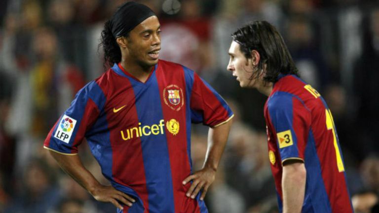 Ronaldinho en un juego con Messi en el Barcelona