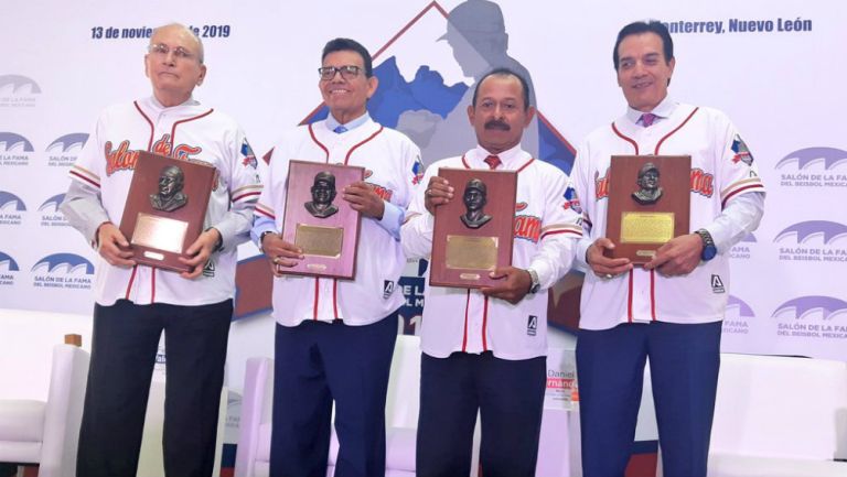 Los nuevos miembros del Salón de la Fama, con Fernando Valenzuela