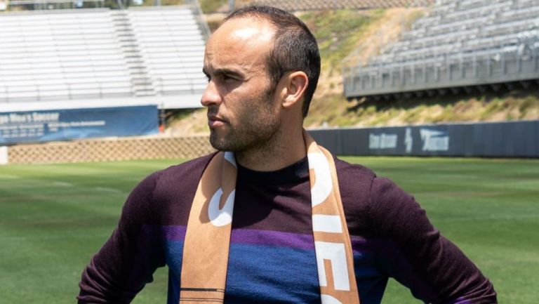 Landon Donovan posa con la bufanda del equipo que dirigirá