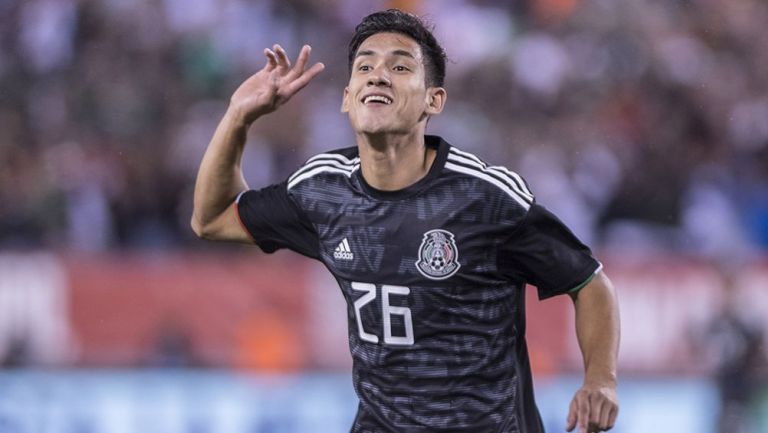 Uriel Antuna festeja un gol con el Tri