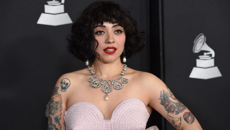 Mon Laferte posa en una alfombra roja del Latin Grammy 2019