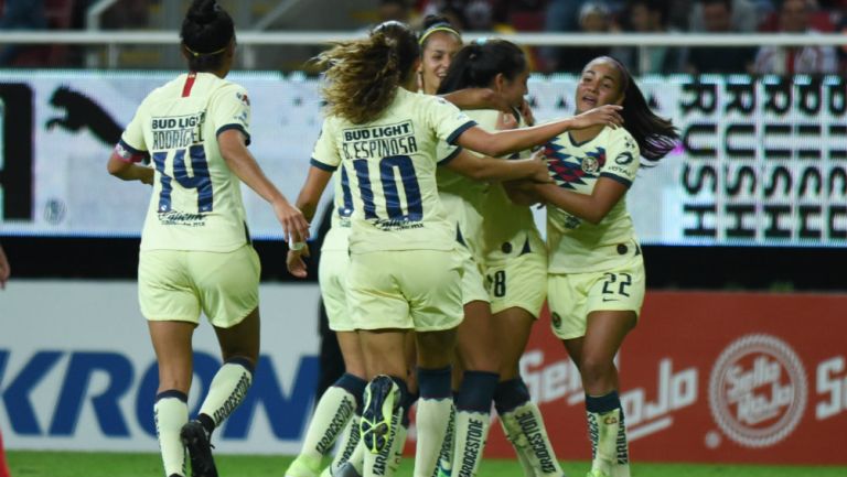 Jugadoras del América Femenil celebrando un gol contra Chivas