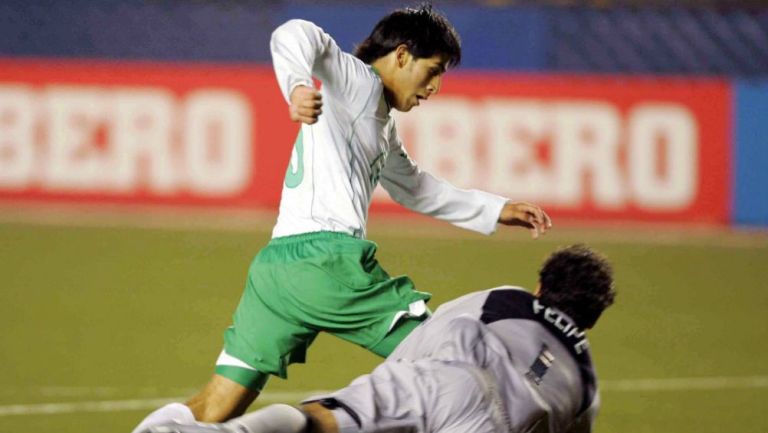 El delantero esquiva al portero de Brasil y se prepara para marcar en la Final del Mundial Sub 17 hace 14 años