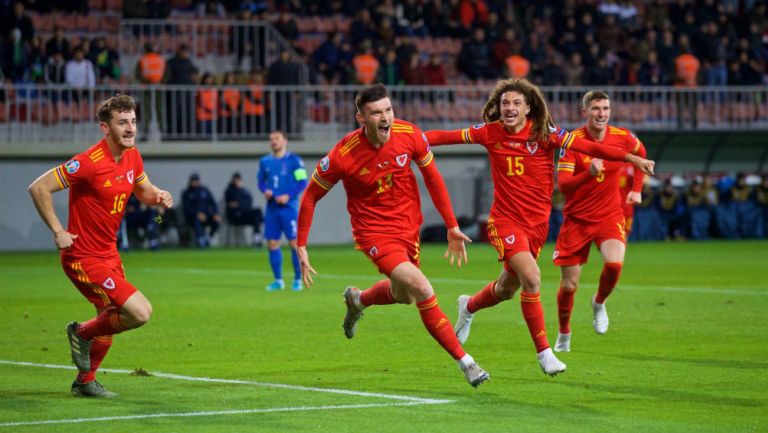 Kieffer Moore y sus compañeros celebrando el primer gol de Gales ante Azerbaiyán