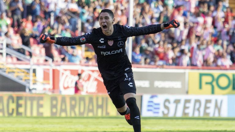 Hugo González celebrando un gol con Necaxa