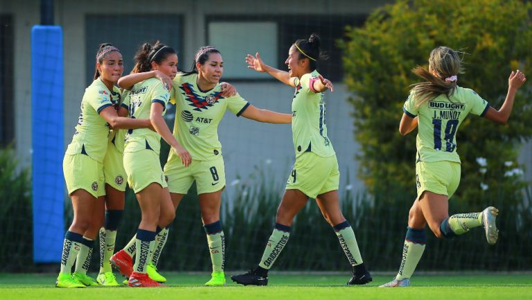 Jugadoras del América festejan una anotación