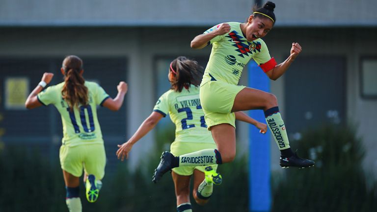 Mónica Rodríguez celebra tras gol de América en el Clásico