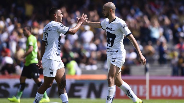 Bryan Mendoza y Carlos González celebran un gol de Pumas